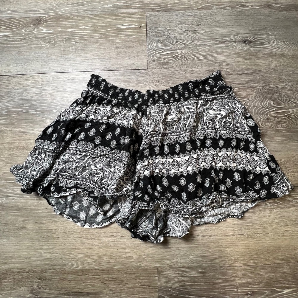 Moon Kiss Shorts Womens Small Black White Paisley Smocked Waist Flowy Boho